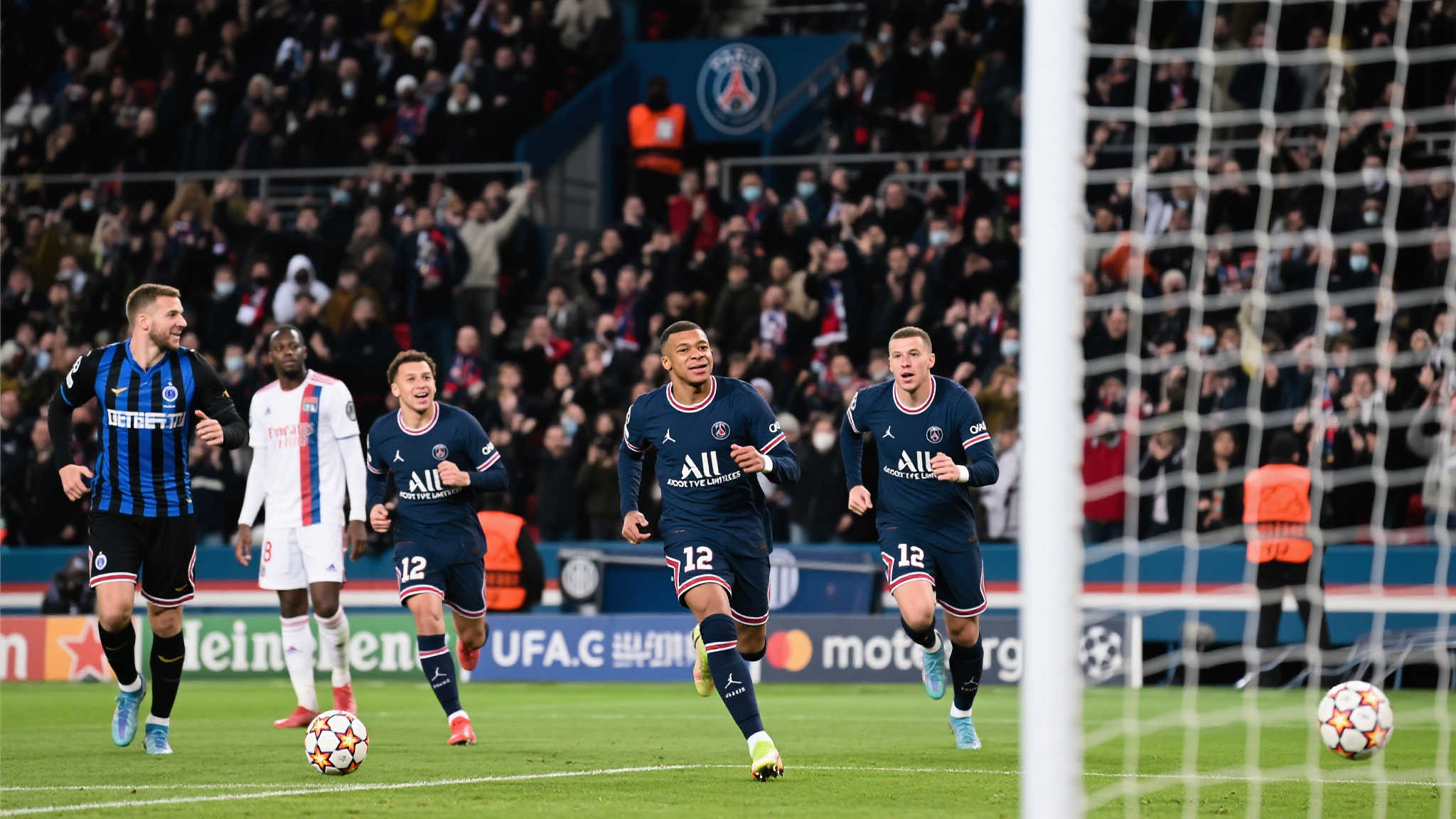 在欧洲足球的舞台上，总能看到令人叹为观止的比赛，而